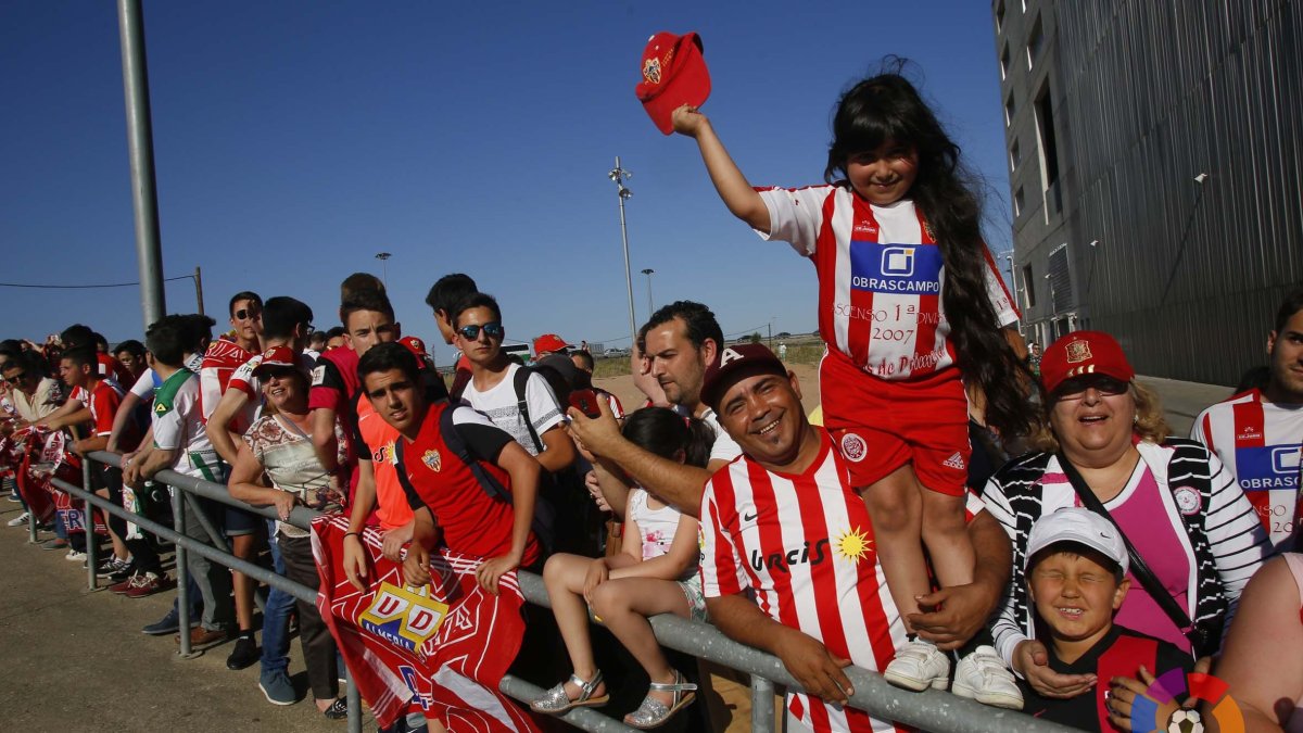 Almería sigue celebrando la permanencia en la LFP.