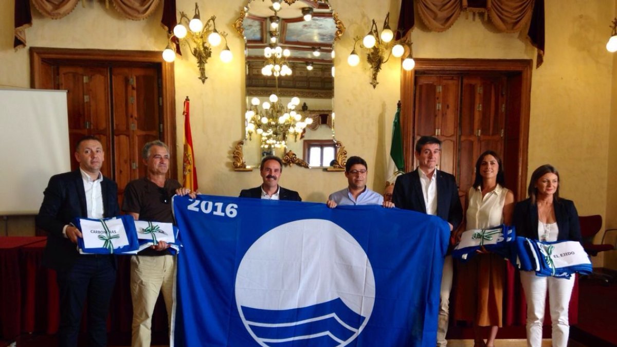 Entrega de banderas a los municipios por parte de Alfredo Valdivia.