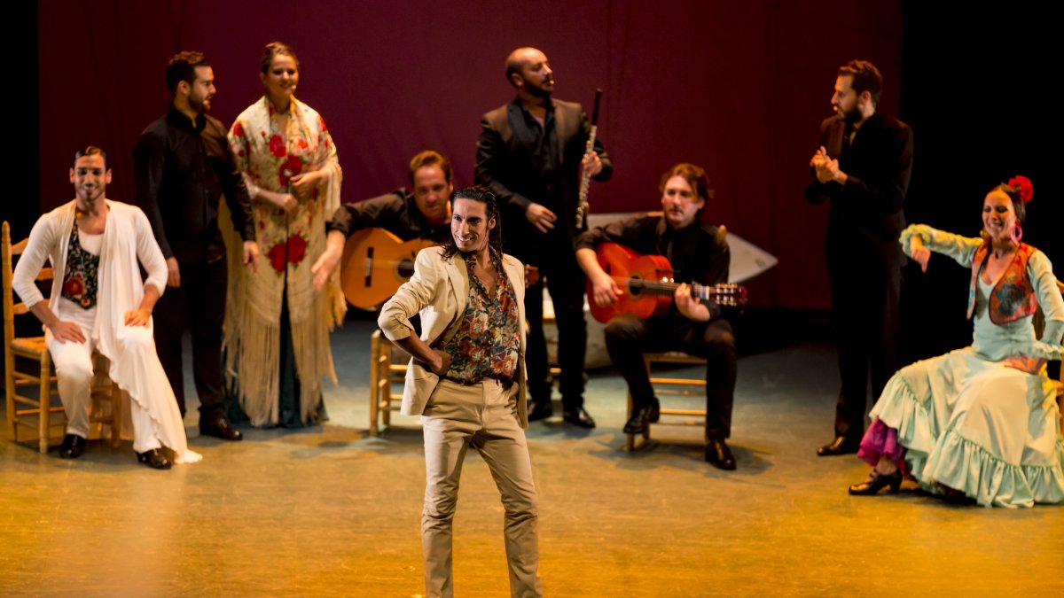 Sobre las tablas el plantel del espectáculo, casi al completo, interpretan una de las escenas del espectáculo.