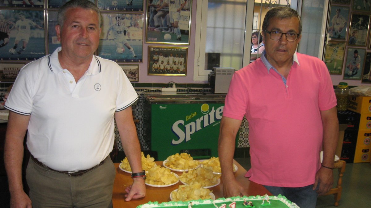 La tarta de la Undécima, custodiada por Manuel Sánchez y Paco Rodríguez.