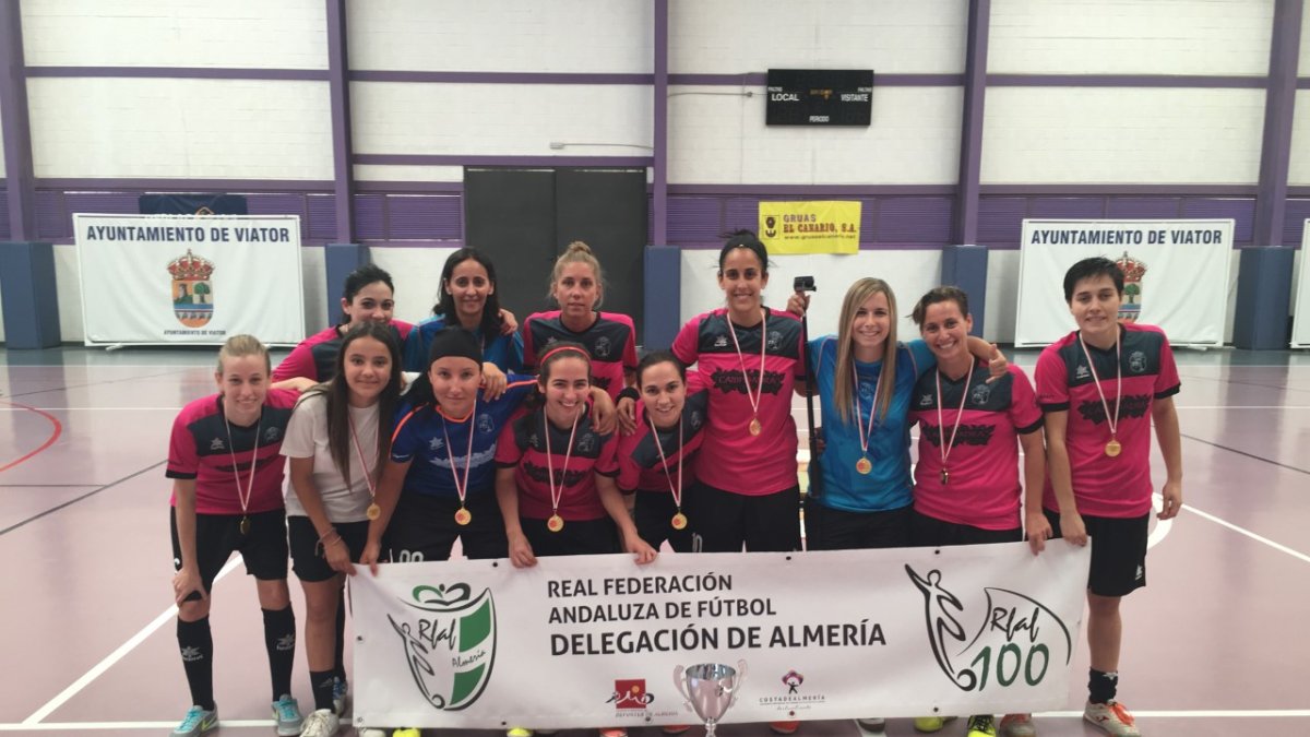 Las campeonas de Almería posan para la historia.