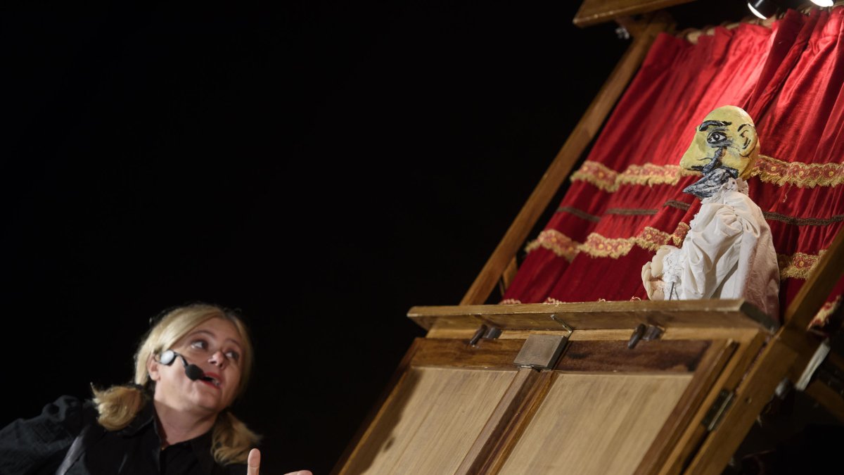 Representación de la obra de títeres en la Plaza de la Catedral.