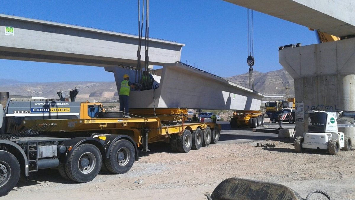 Obreros trabajando en la construcción de la variante de Roquetas.