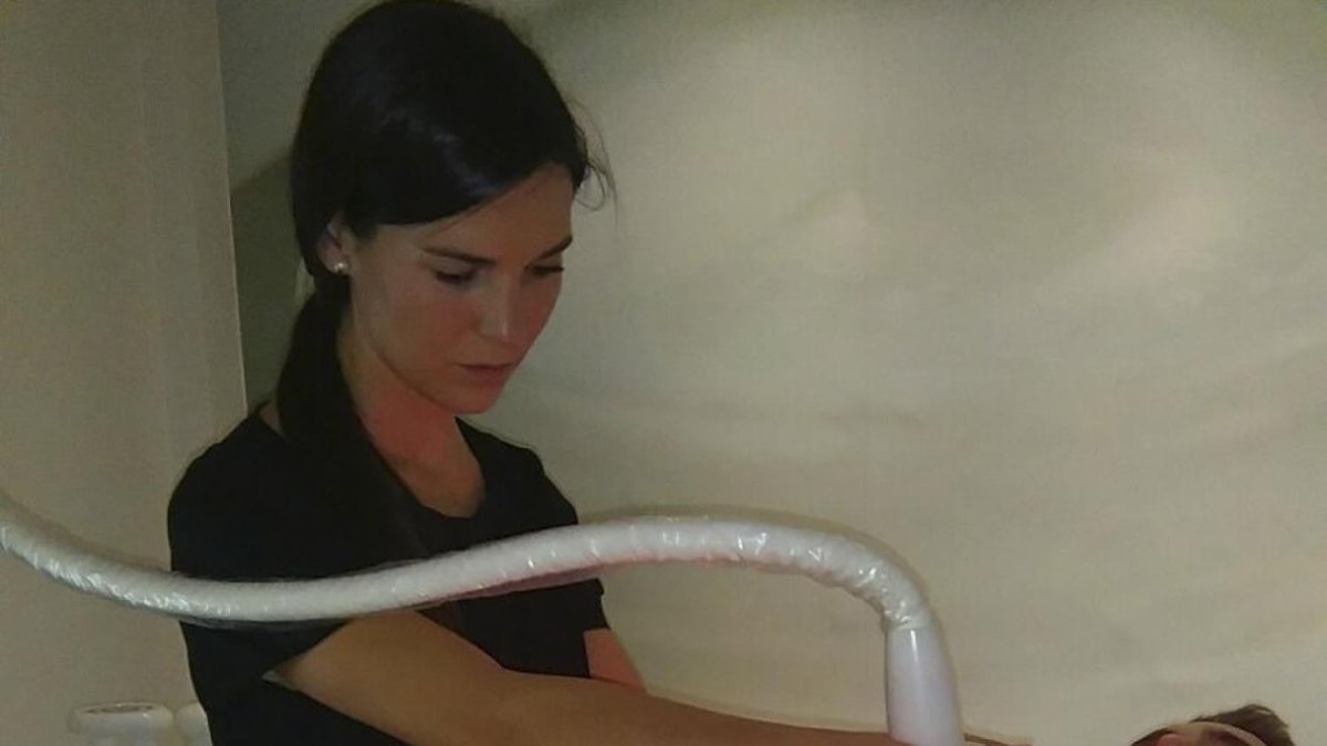 Una profesional de FarmaESTETIC aplica Cyclone.