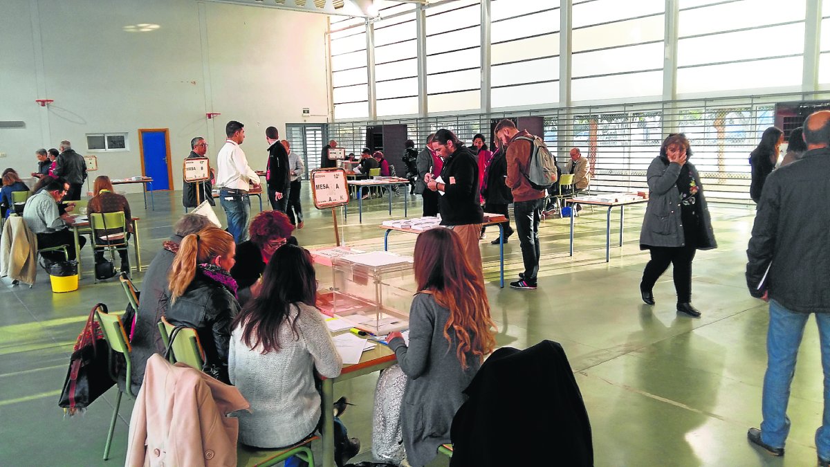 Almerienses votando en la jornada electoral del pasado 20 de diciembre.