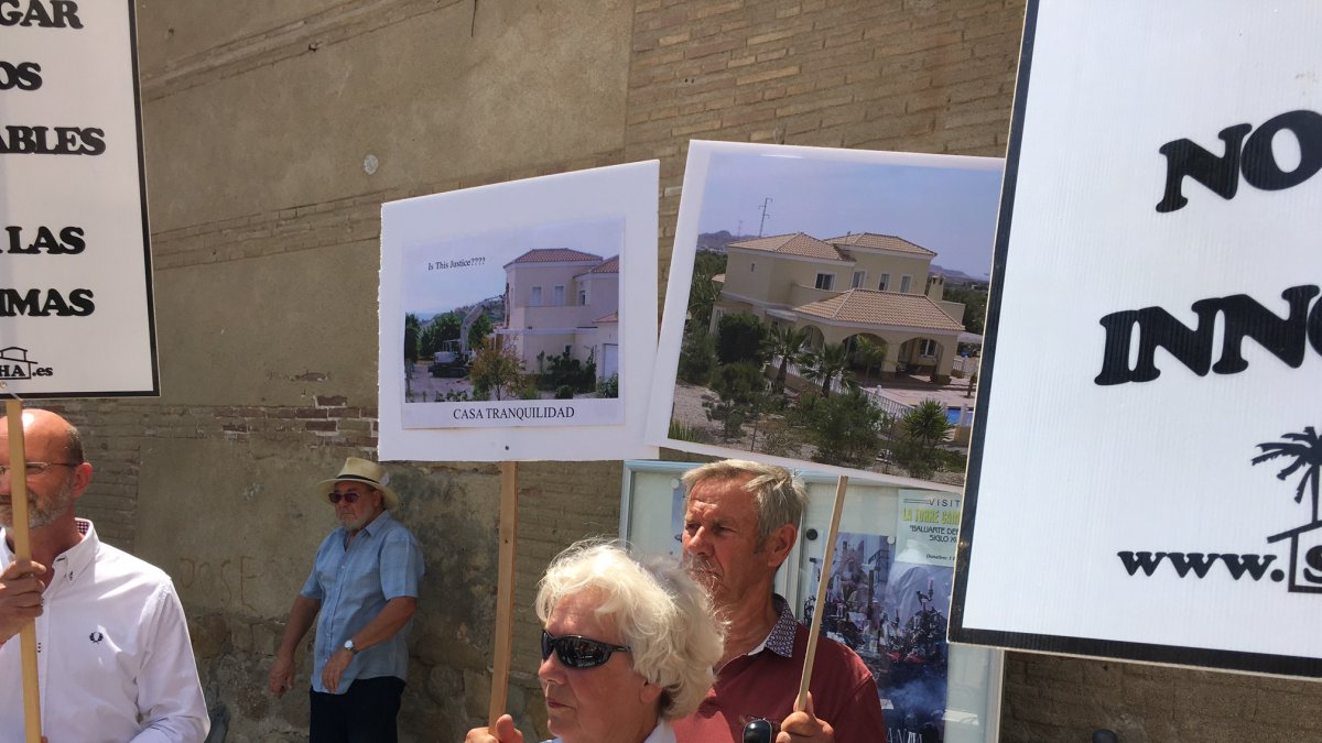 El matrimonio Prior, arropado por vecinos durante una protesta.