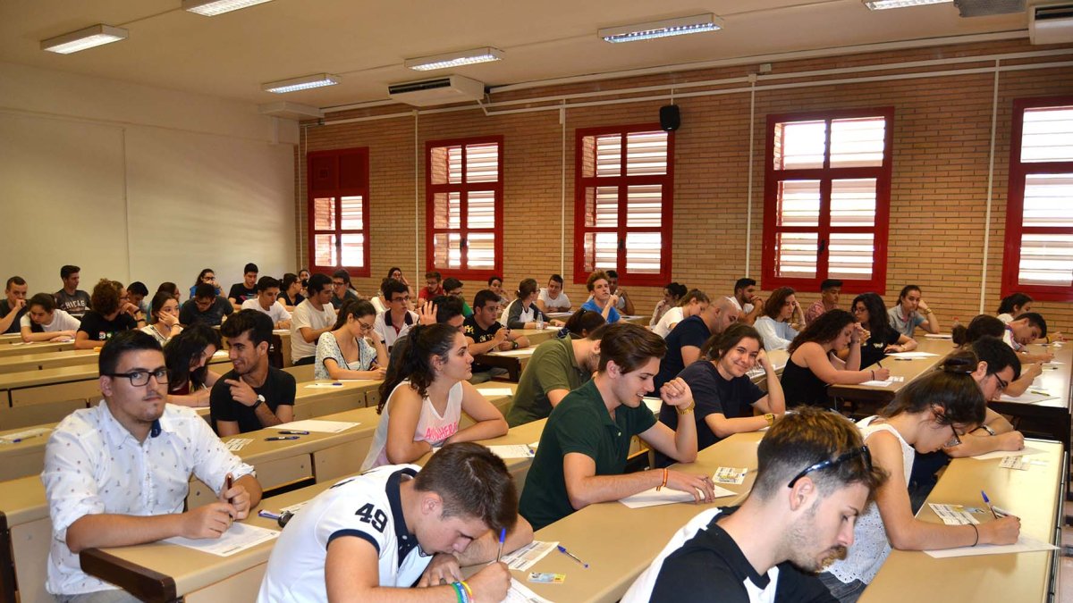 Alumnos se examinan de la Prueba de Acceso a la Universidad el pasado martes en el campus de La Cañada.