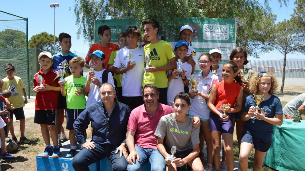 Juanjo Segura con las promesas del tenis.