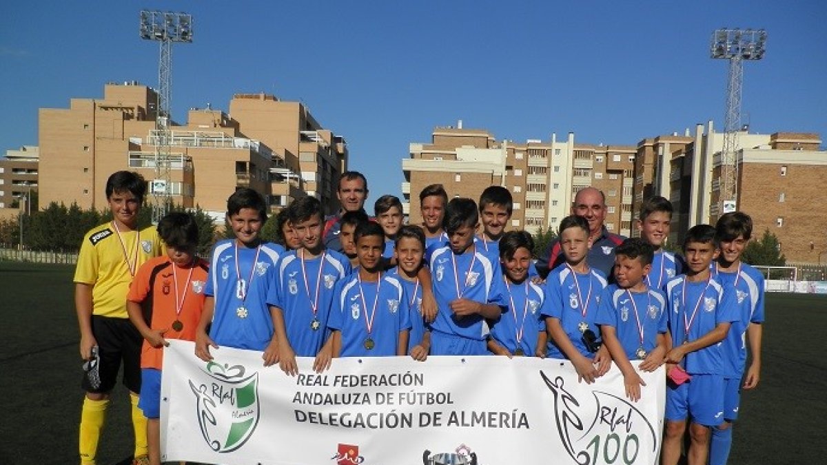 Los campeones con la pancarta del Centenario del fútbol andaluz.