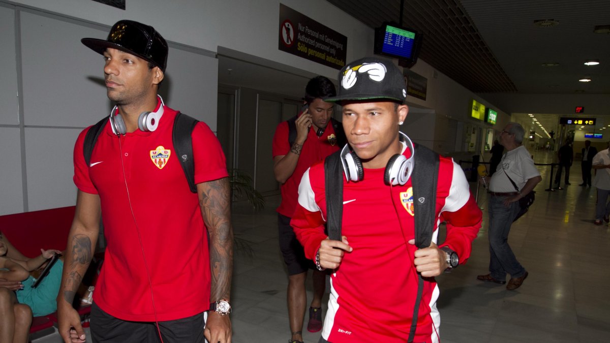 Michel Macedo con Wellingtón en el Aeropuerto de Almería.