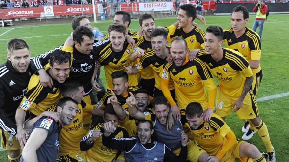 Los jugadores de Osasuna celebrando el ascenso.