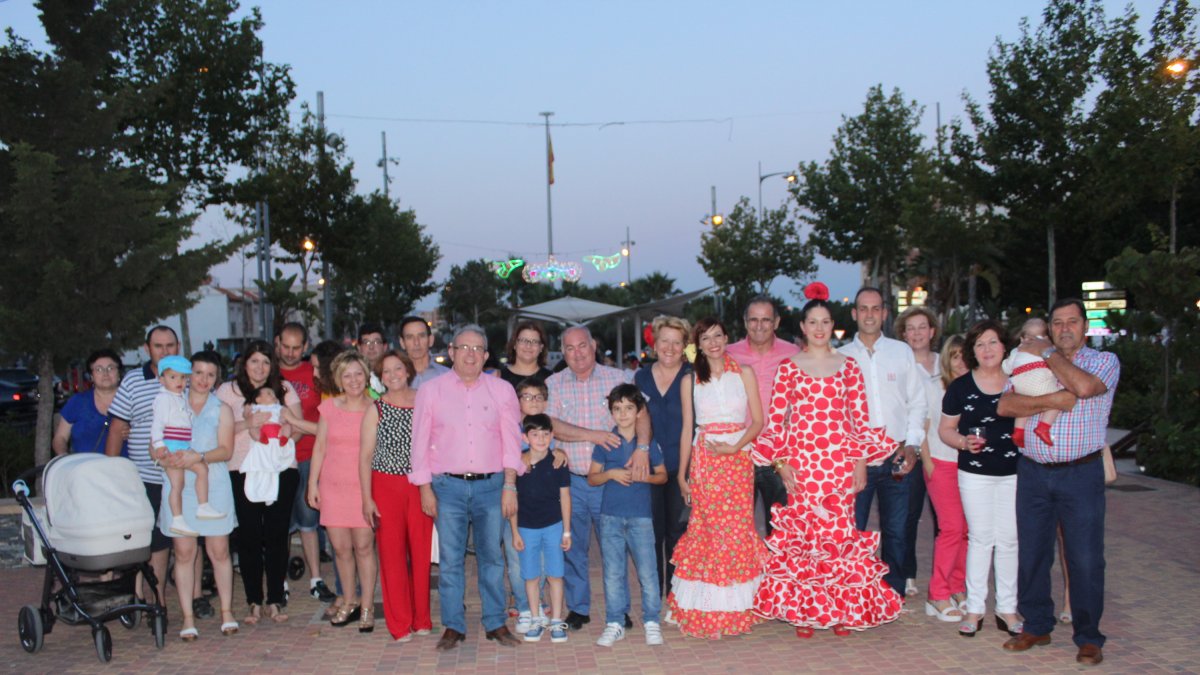 El equipo de Gobierno de Vícar, con su alcalde, Antonio Bonilla, a la cabeza, en el desfile de carrozas y pasacalles que se celebró con ocasión de la
