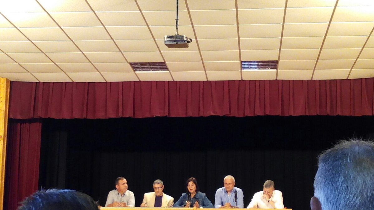 Los alcaldes de Los Vélez, el viernes por la noche durante la convocatoria de la Plataforma en el Salón Municipal El Lavadero de Chirivel. FRANCISCO