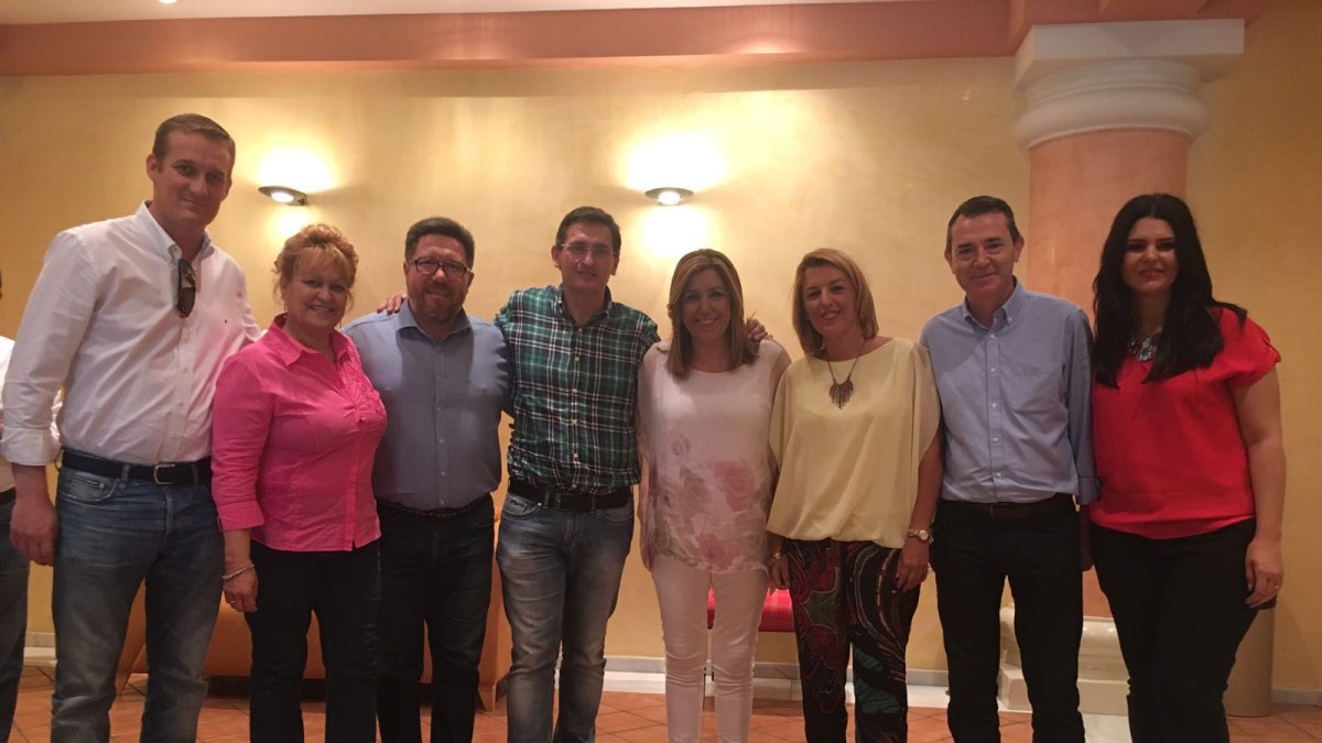 La presidenta de la junta junto a  líderes socialistas de la provincia de Almería.