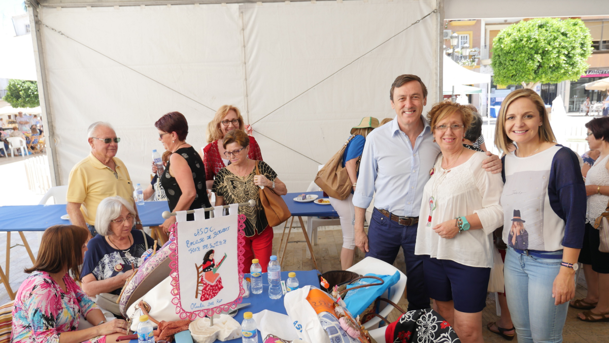 El portavoz del grupo municipal durante su visita a la exposición de bolillos celebrada ayer en Huércal-Overa.