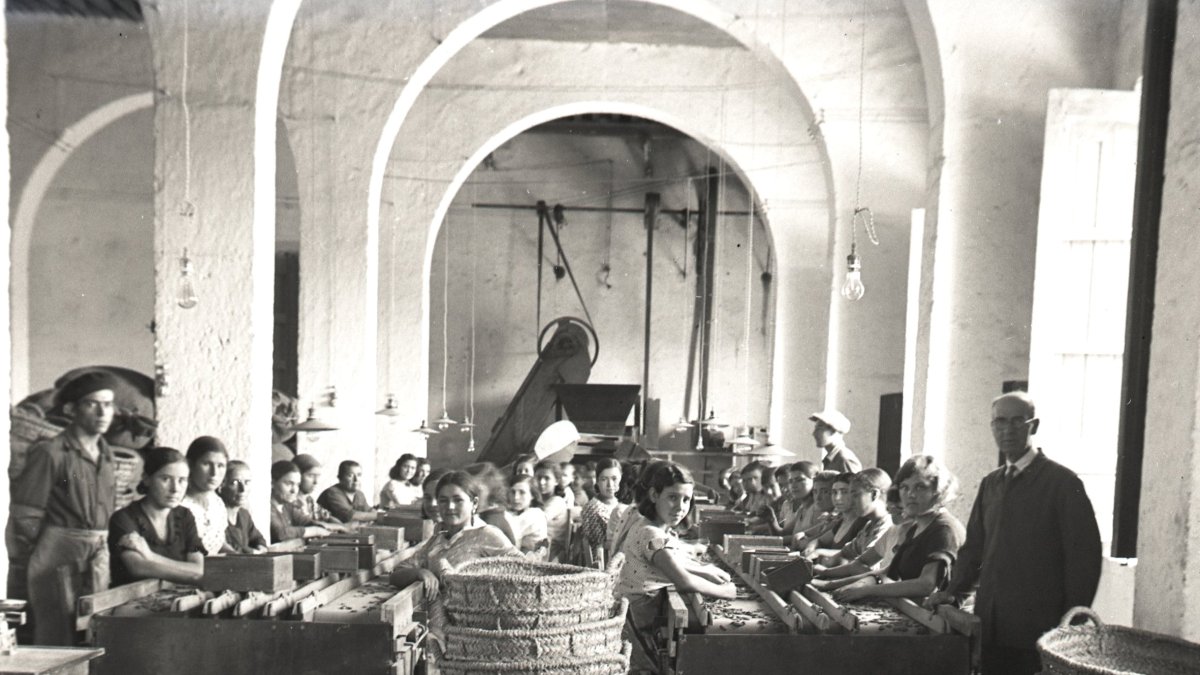 Mujeres cribando almendra, a la derecha el encargado Haro, en la fábrica del Paseo, en 1934.