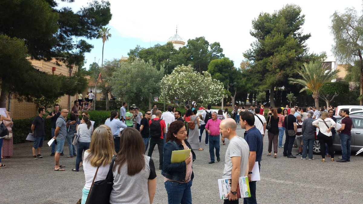 Opositores a una plaza de profesor de Matématicas, esperando ayer en el IES Al Andalus para recibir información sobre las pruebas.