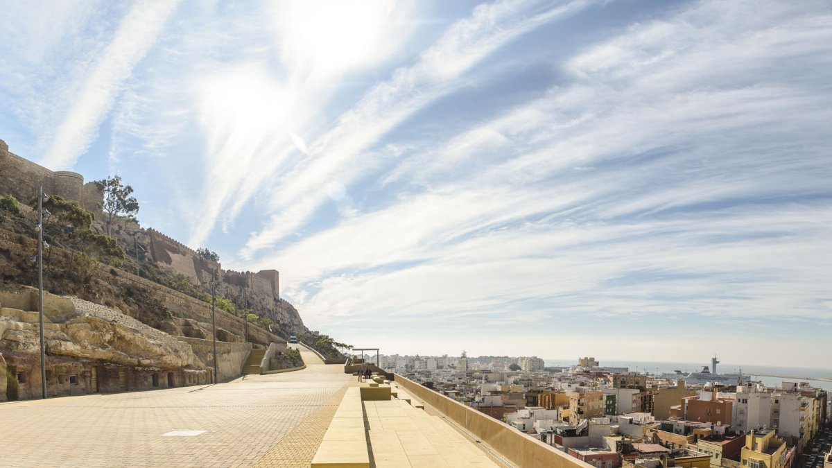 Vista de la Alcazaba de Almería con las cuevas originales de su entorno.