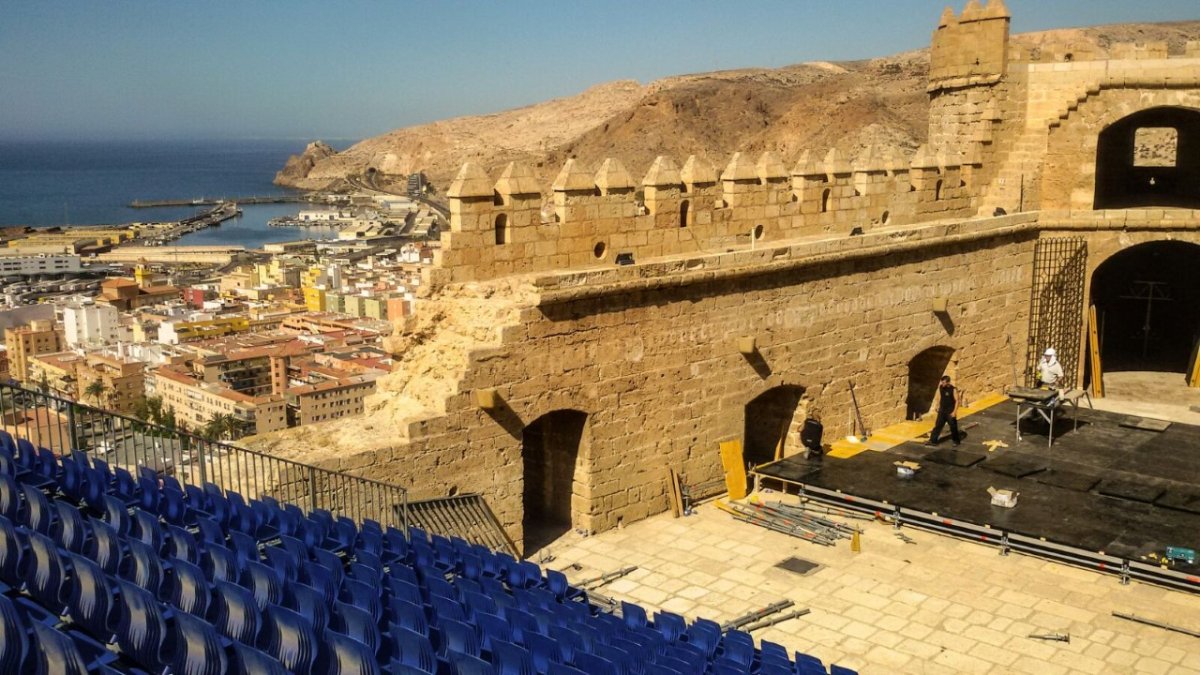 El Patio de Armas de la Alcazaba se prepara para recibir las obras de teatro.