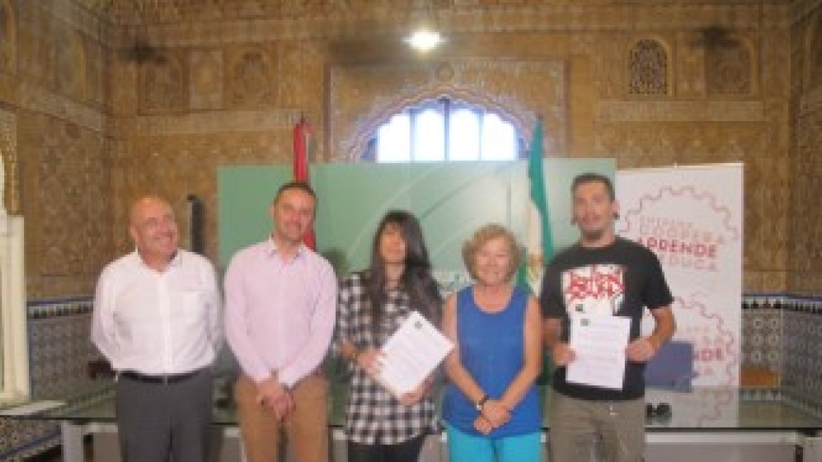 El delegado junto a la ganadora y uno de los finalistas de Emprendejoven, Sonia López y Álvaro Sillas.