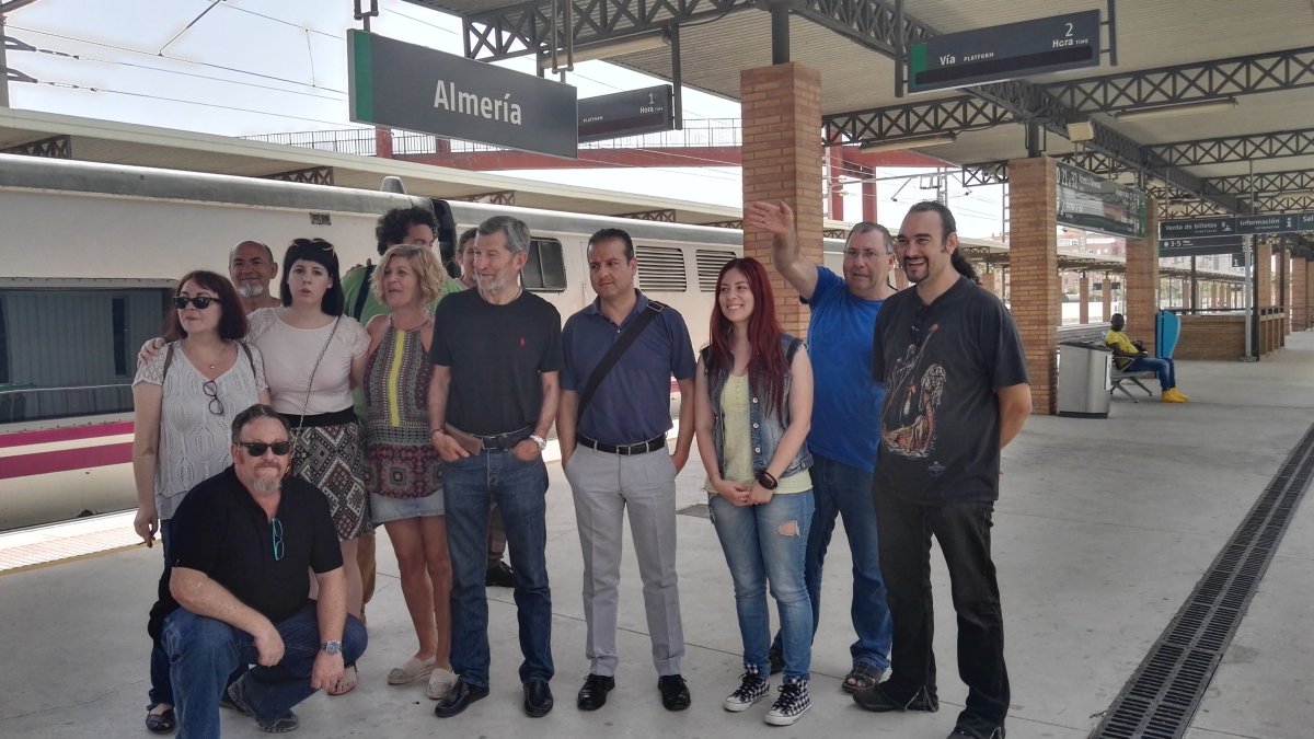 Miembros de Podemos en la estación de tren.