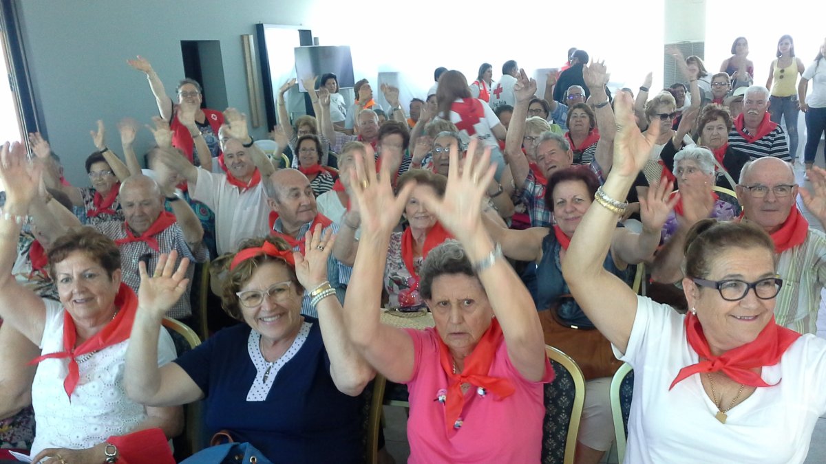 Mayores de la asamblea provincial de Vera disfrutan del encuentro de Cruz Roja en el Club Natación.