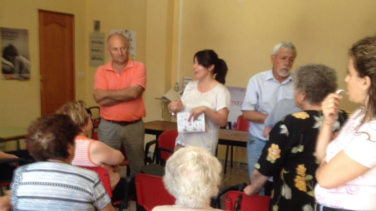 Reunión entre la alcaldesa de Albox y vecinos de San Antonio.