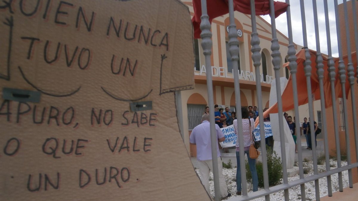 Pancartas de protesta colocadas meses atrás por los trabajadores.