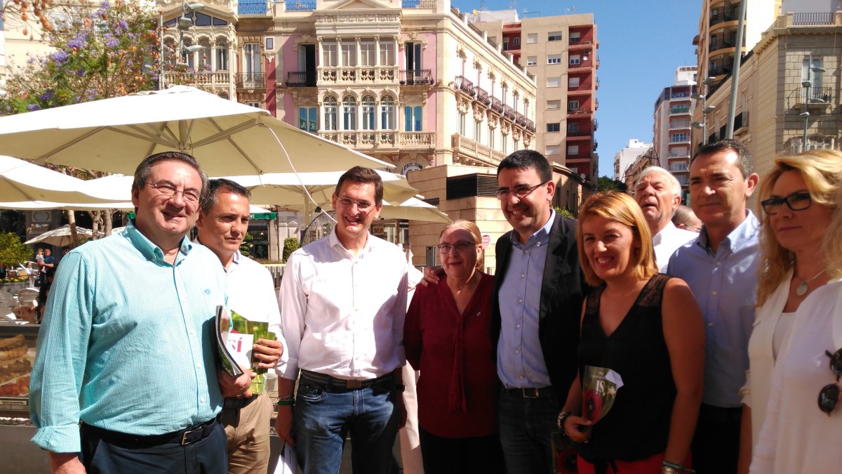 Acto de los socialistas realizado en la Puerta de Purchena