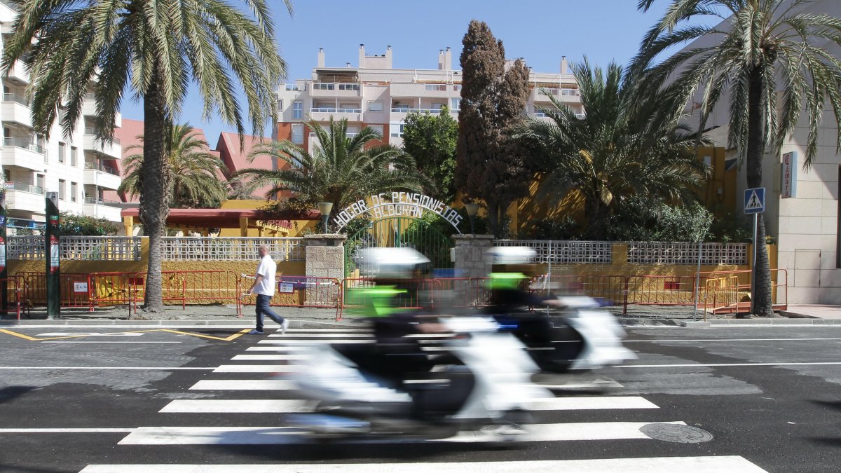 Policías locales participan en la campaña.