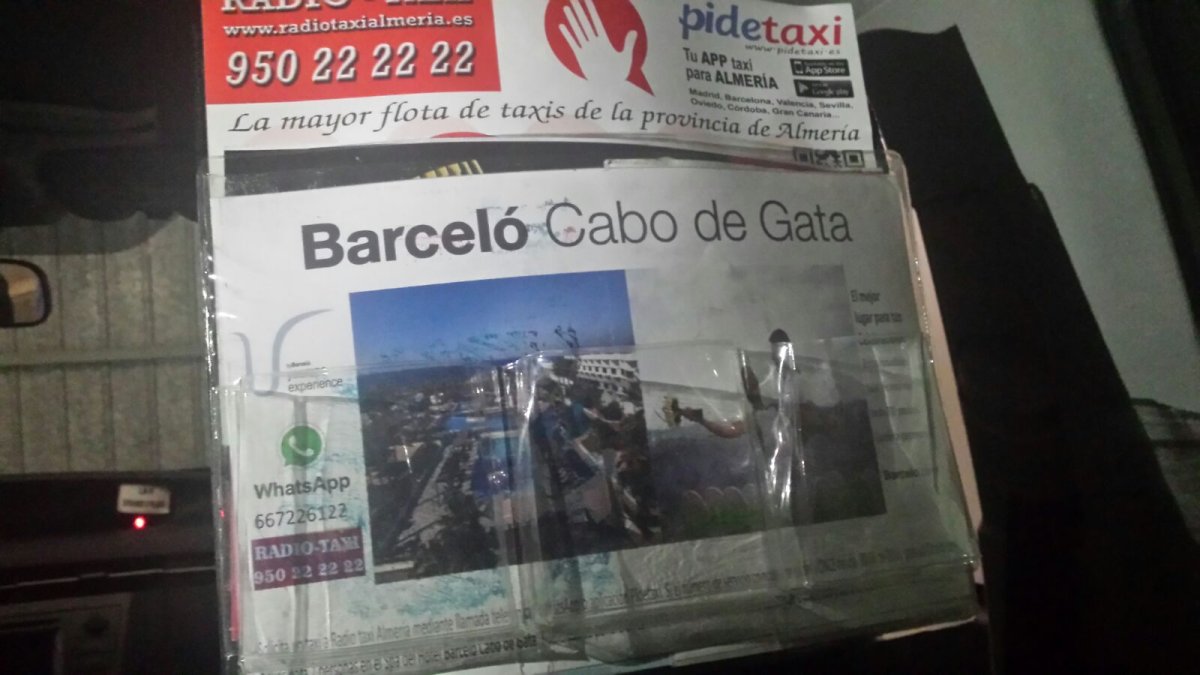 Carteles anunciadores del sorteo de Radiotaxi que llevan los taxistas en el vehículo.