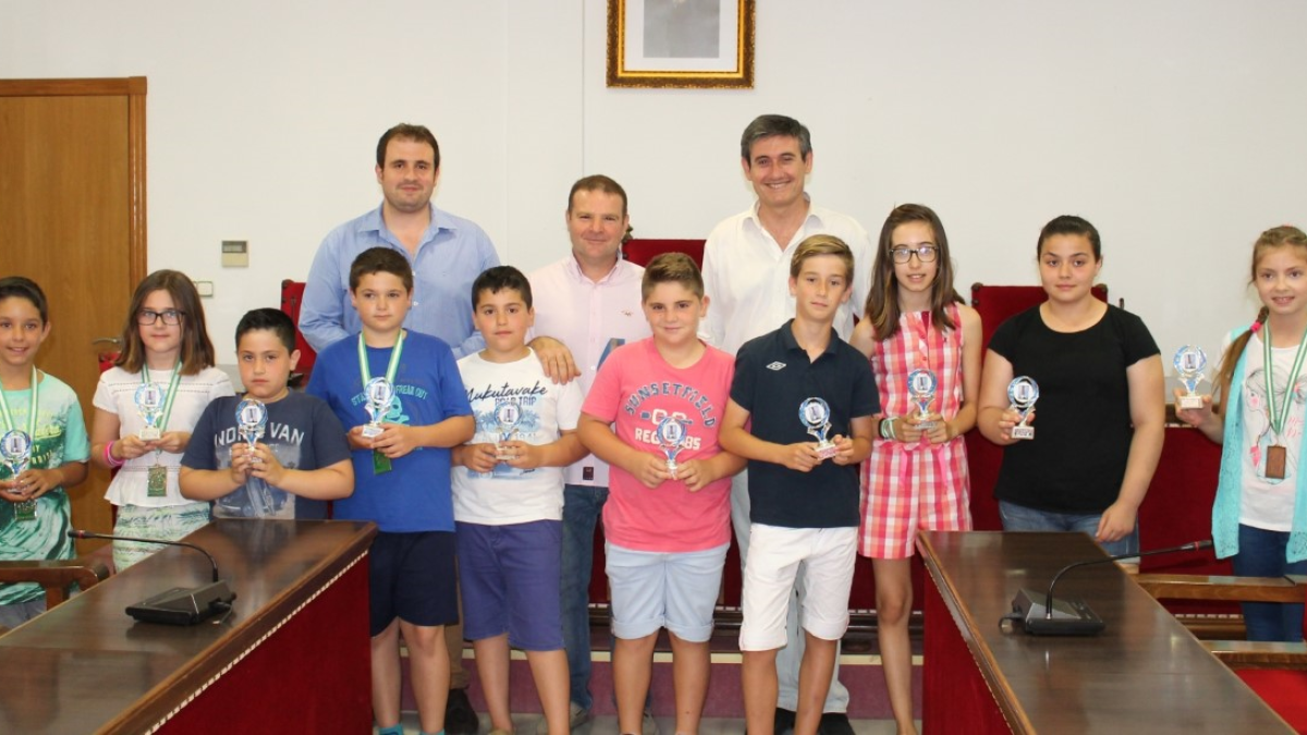 Los judokas en el ayuntamiento.