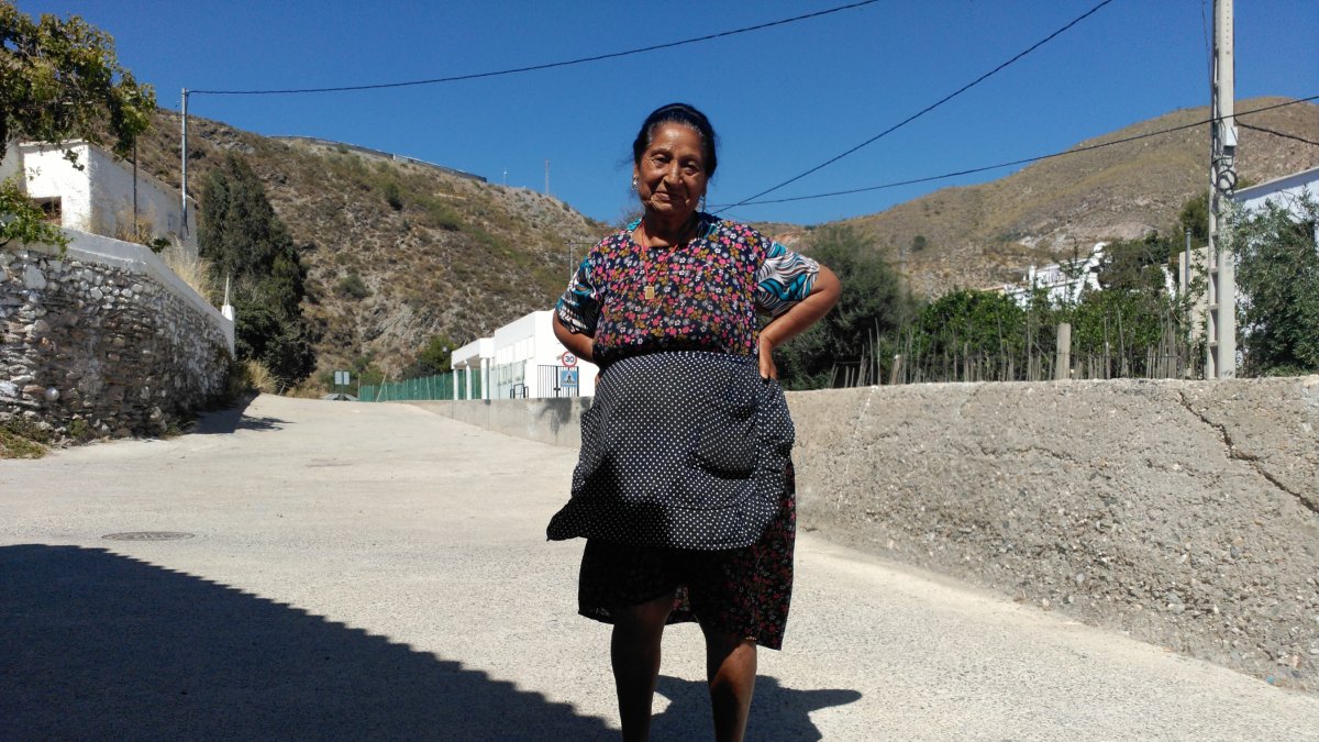 Dolores Gutiérrez, junto a su casa en La Alquería.