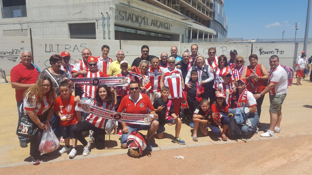 Aficionados del Almería en el último viaje a Córdoba.