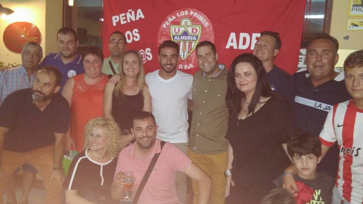 Foto de familia con el delantero Chuli.