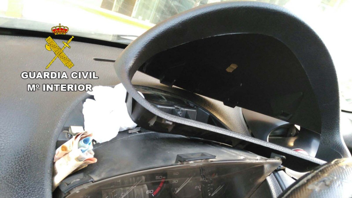 La droga y el dinero estaban ocultos en la parte delantera del coche.