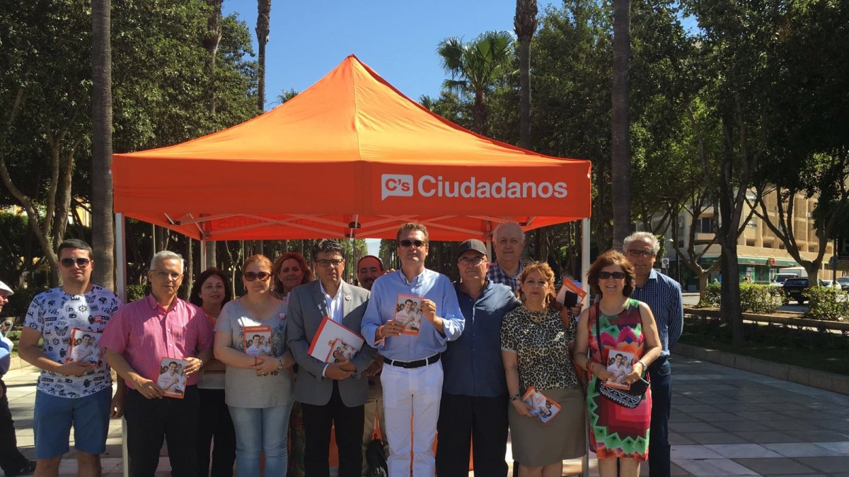 Ciudadanos en su reparto de propaganda electoral en la capital