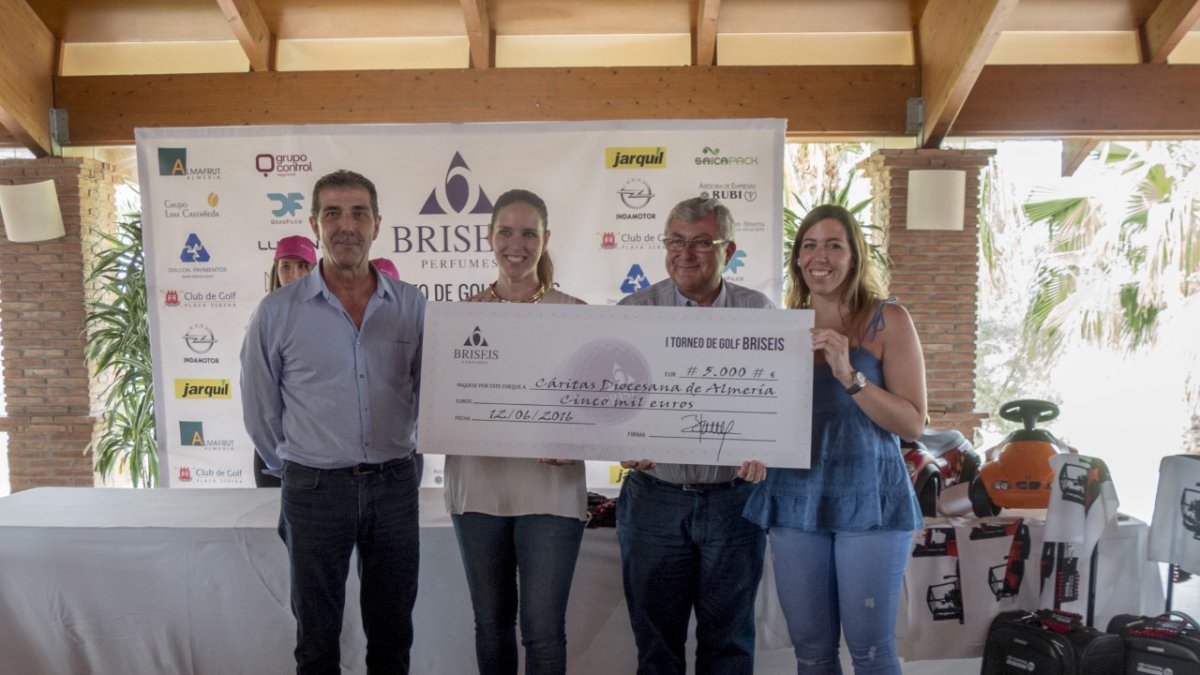 La entrega del cheque solidario tras el Torneo Briseis.