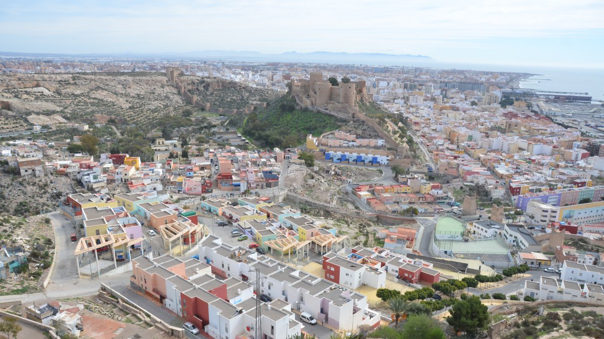 Vista panorámica de La Chanca con la Alcazaba al fondo.