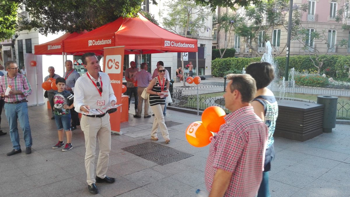 Diego Clemente repartiendo propaganda electoral