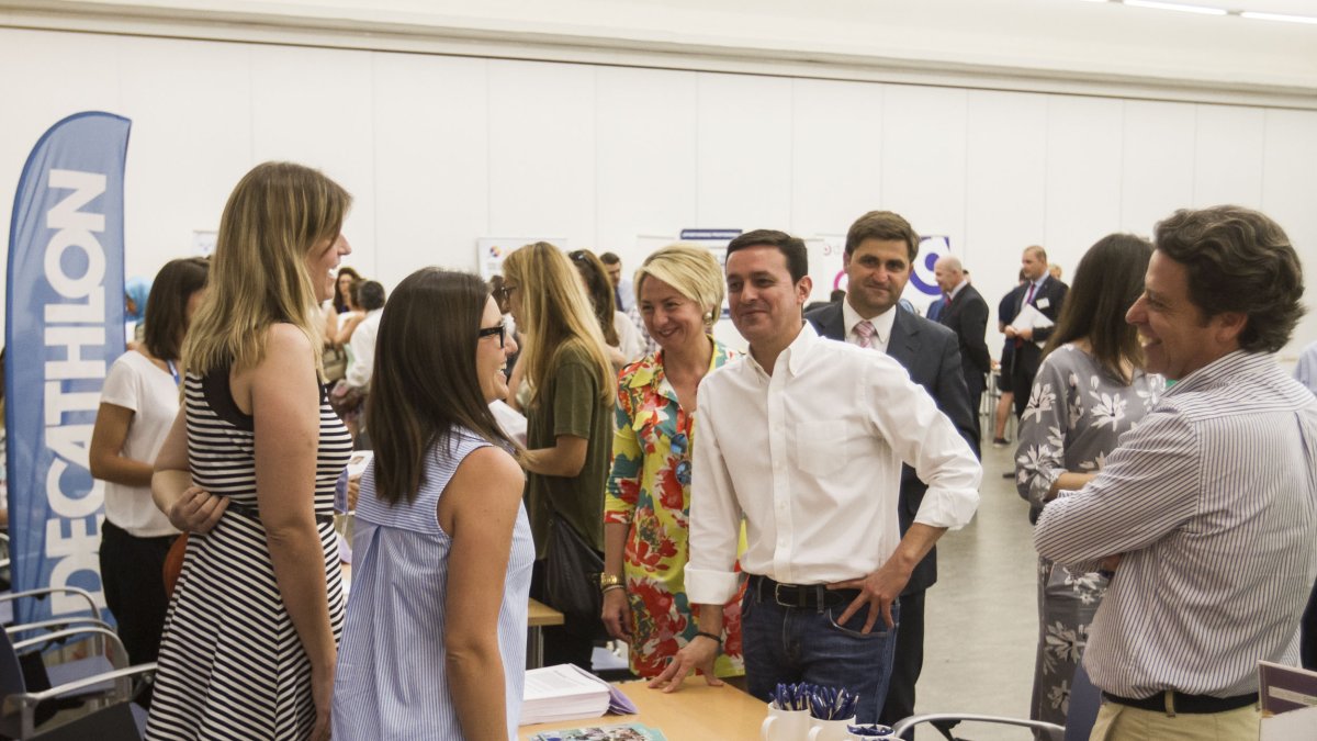 Javier A. García y los miembros de la comitiva durante su visita a la III Feria de las Oportunidades Profesionales.