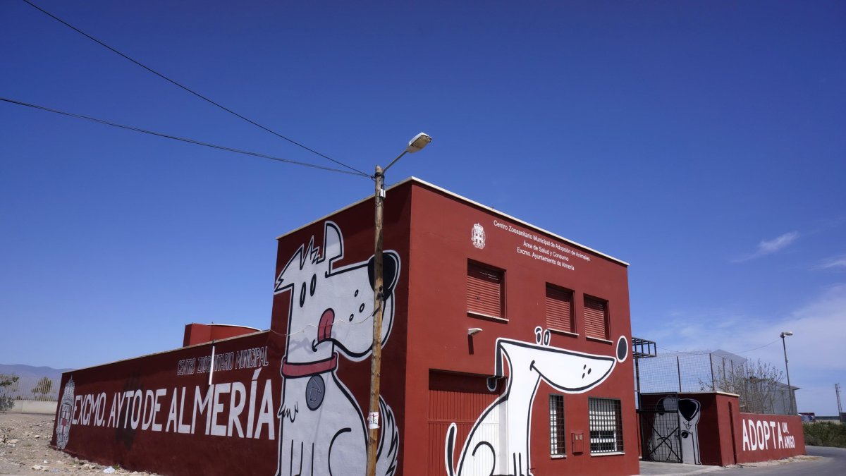 Fachada del Centro Zoosanitario de Almería.