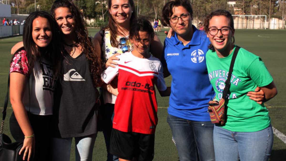 Las chicas del estudiantes preparan la temporada.