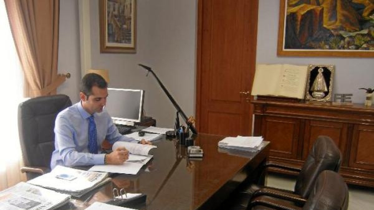 El alcalde de Almería en su despacho.