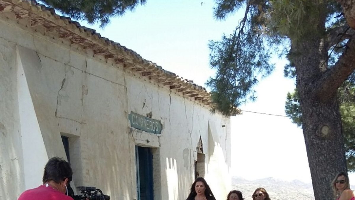 Reunión de vecinos ayer junto a la caseta, bajo el pino, para evitar la demolición.