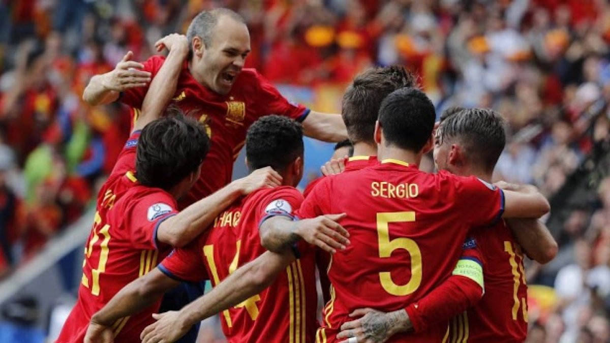 Los jugadores celebrando el gol de Piqué.