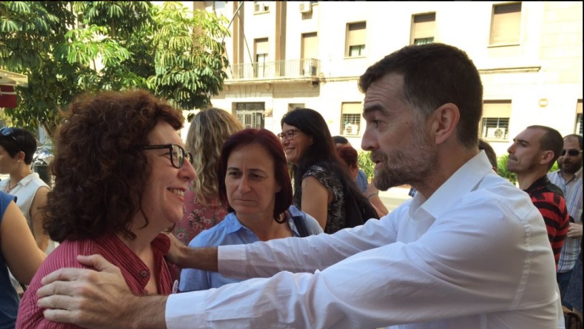Antonio Maíllo saluda a la número dos de Unidos Podemos, Sonia Barreiro.