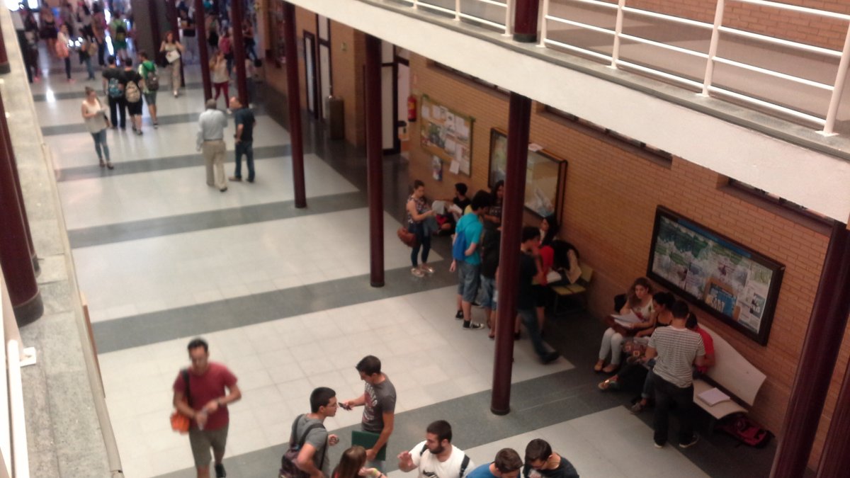 Estudiantes en el Aulario II de la Universidad de Almería en junio de 2015.