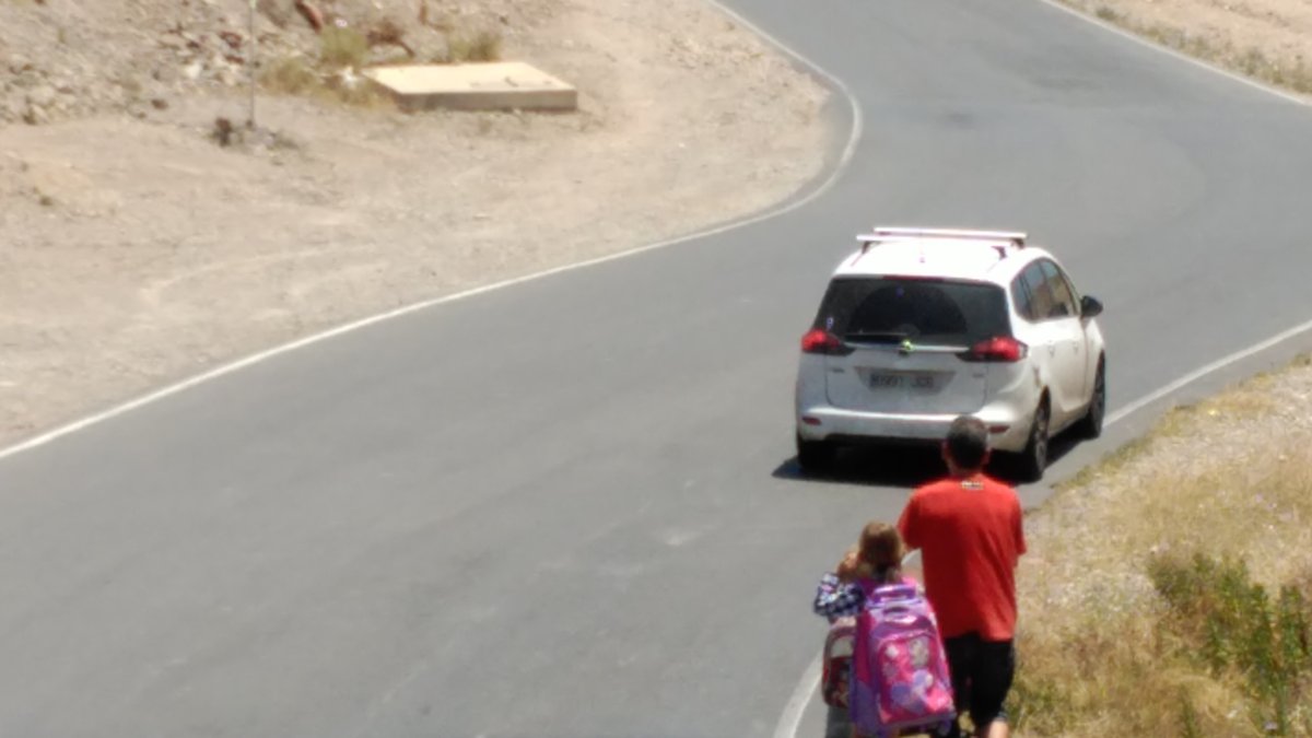 Un padre atraviesa la rambla con sus hijas a la altura del Máximo Cuervo.