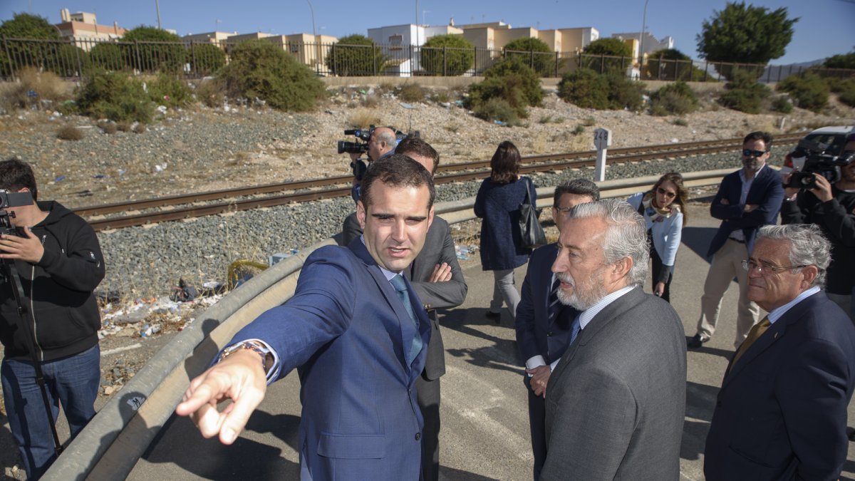 Ramón Fernández-Pacheco, alcalde de Almería, durante una de las visitas a la zona del paso a nivel.